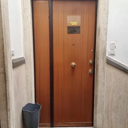 Domi 10 Apartment, Stazione Termini, Via Curtatone 12 Lägenhet *