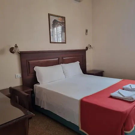 Domi 10 Apartment, Stazione Termini, Via Curtatone 12